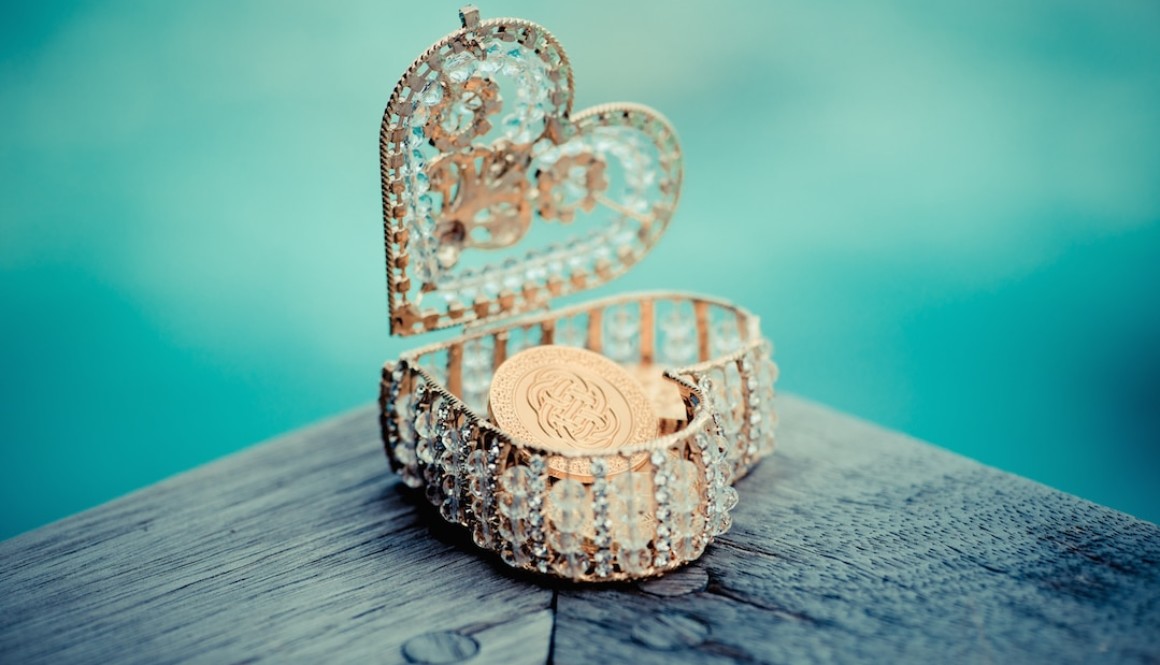 13 gold coins ritual in Tahiti