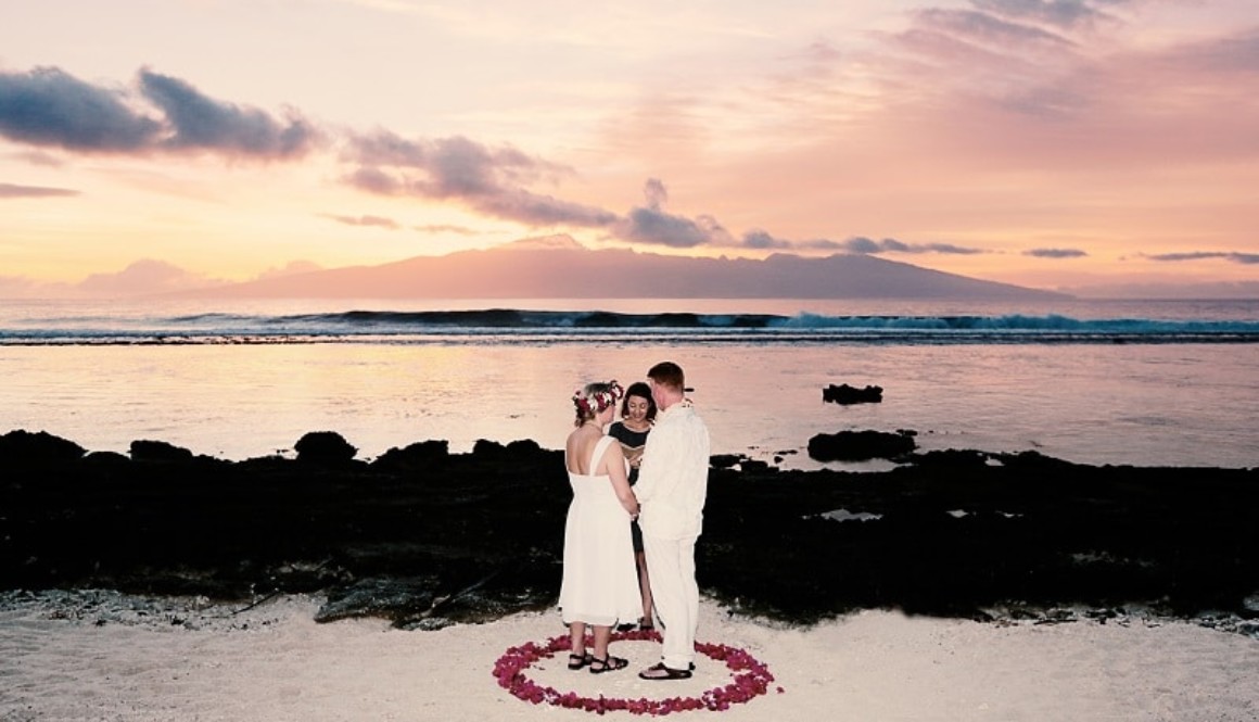Sunrise wedding ceremony in Moorea Tahiti_Olivera Photography