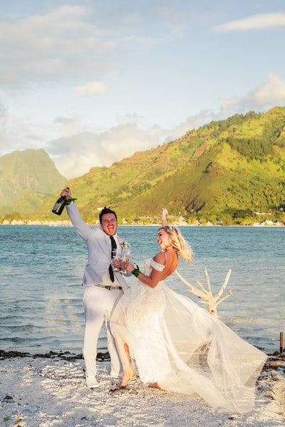 Couple portant un toast après leur cérémonie à Moorea