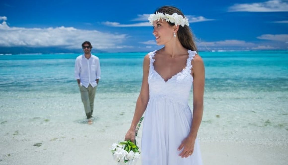 Jeune mariée arborant une couronne de fleurs blanches à Moorea