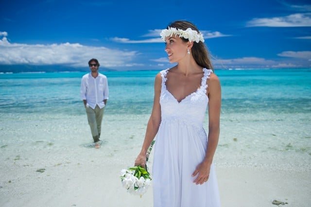Jeune mariée arborant une couronne de fleurs blanches à Moorea